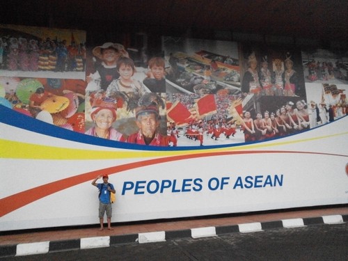 A young Vietnamese visits 10 ASEAN countries to promote Vietnam’s image - ảnh 2